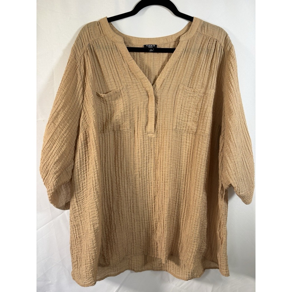Torrid Harper womans top size 3 roll tab sleeves gold‎